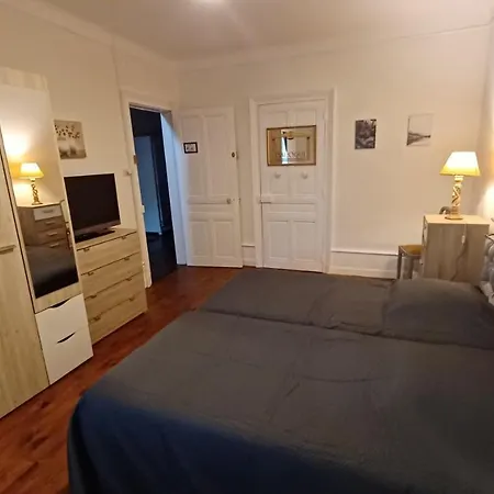 Appartement Dans Maison Au Centre Du Village, Commerces Et Commodites
