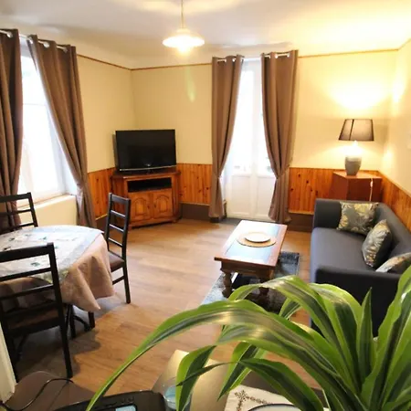 Appartement Dans Maison Au Centre Du Village, Commerces Et Commodites *