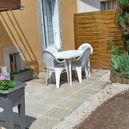 Dans Maison Au Centre Du Village, Commerces Et Commodites Appartement *