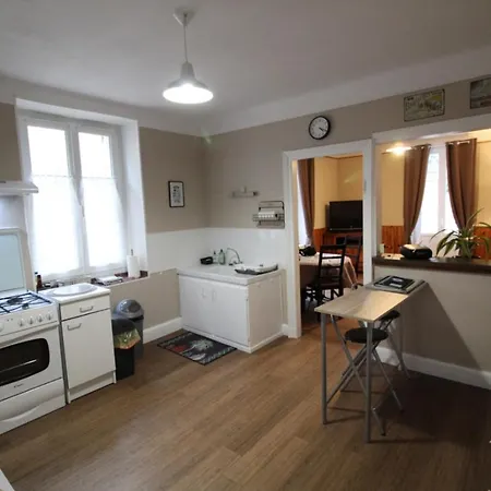 Dans Maison Au Centre Du Village, Commerces Et Commodites Appartement