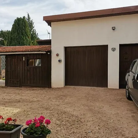 Dans Maison Au Centre Du Village, Commerces Et Commodites Appartement *